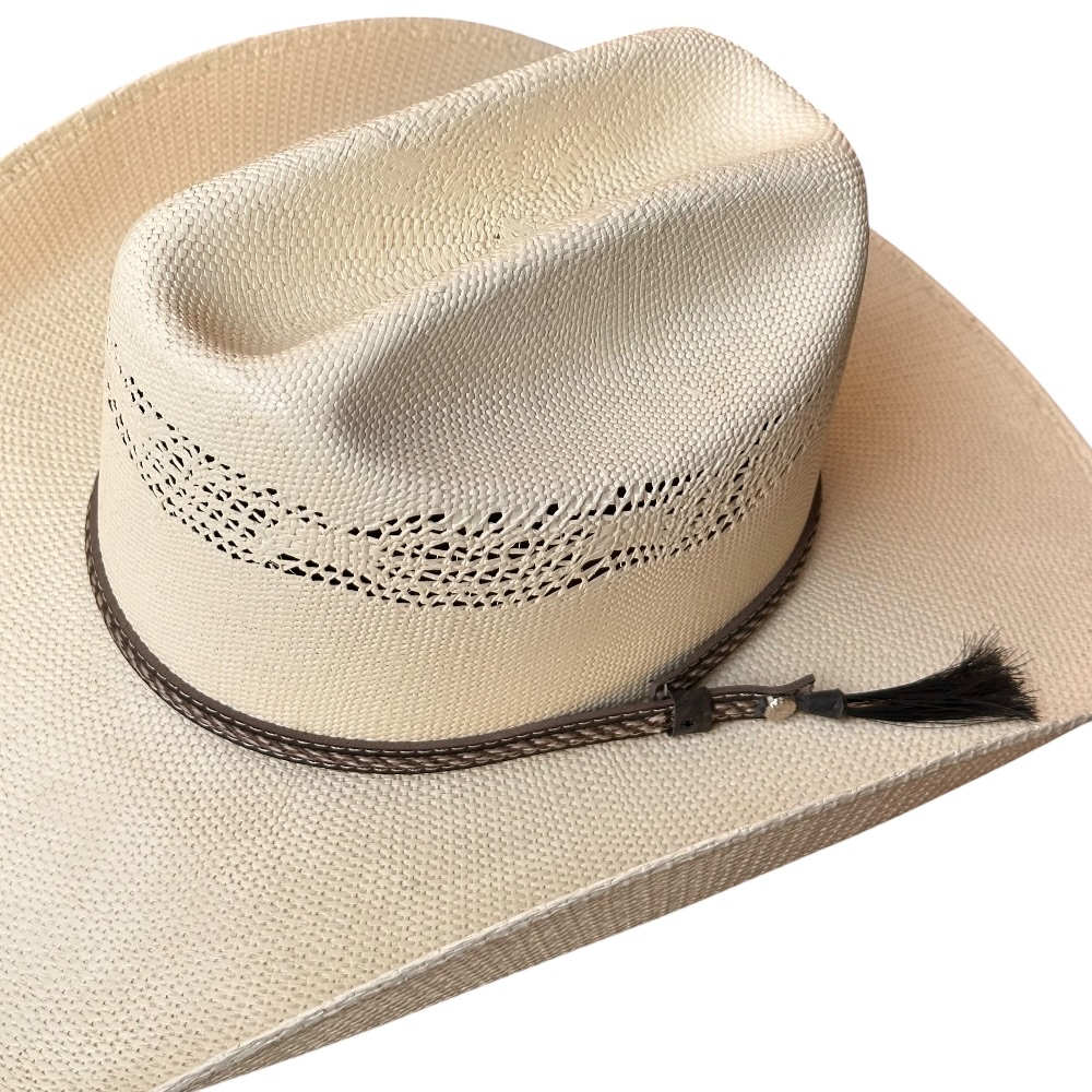 Sombrero Cuernos Chuecos Bangora Iron 50x es la elección perfecta para quienes buscan un accesorio versátil y distintivo. Diseñado para adultos, este sombrero sin género combina estilo y funcionalidad, ideal para diversas ocasiones, desde eventos al aire libre hasta actividades cotidianas. Su diseño único y atractivo lo convierte en un complemento que destaca en cualquier atuendo.